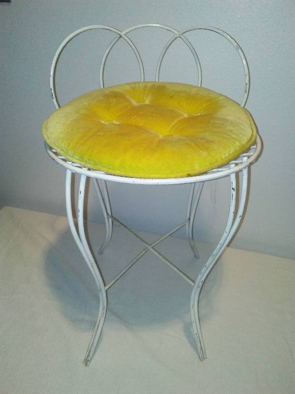 lot 216 image: Mid Century Modern Dressing Chair