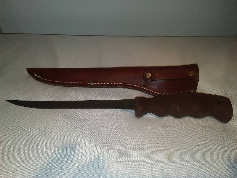 lot 218 image: Buck Filet Knife and leather sheath