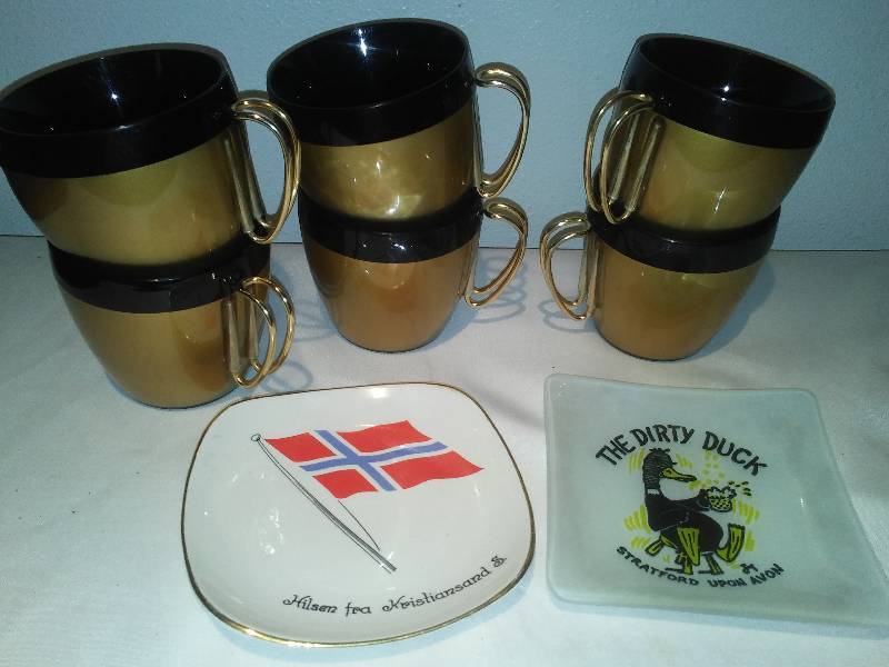 lot 227 image: Vintage West Bend Thermo Serv Coffee Cups and more
