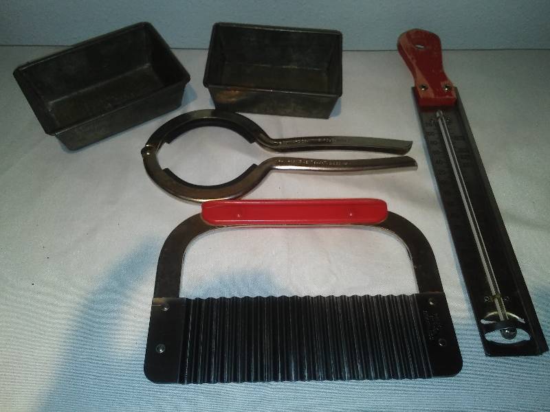 lot 230 image: Vintage Household Lot, Huot chopper