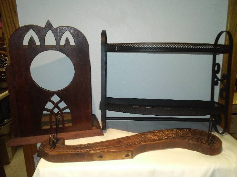 lot 233 image: Vintage Dcor Pieces (3)