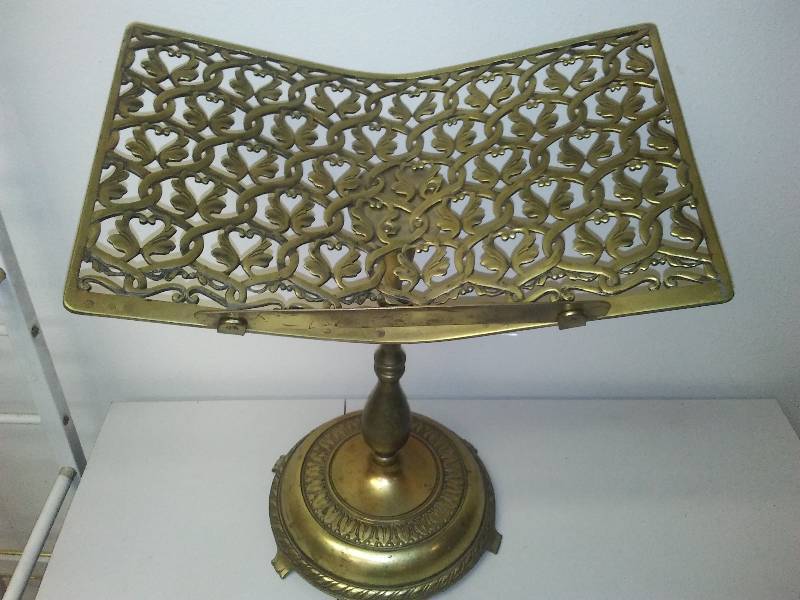 lot 237 image: Vintage Ornate Brass BookBiblePhoto StandHolder