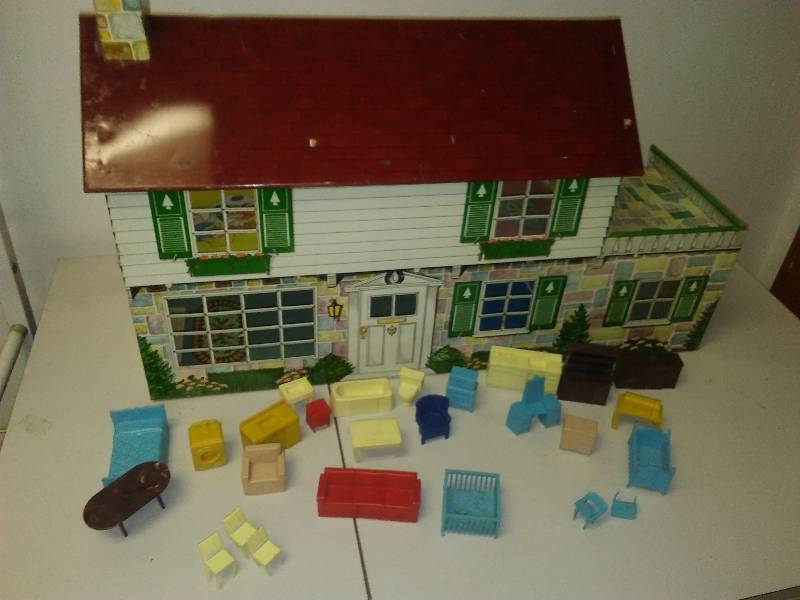 lot 239 image: 1950s Marx Country Stone Litho Tin Dollhouse with furniture