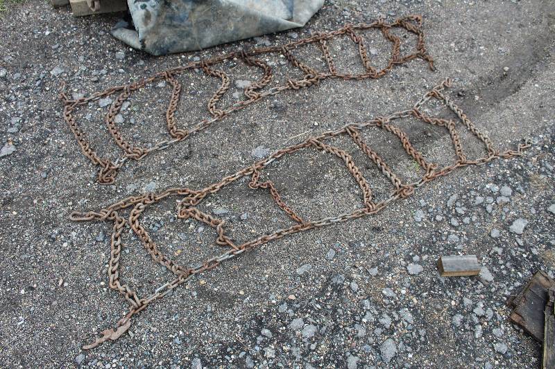 lot 422 image: Lot of (2) Matching Tire Chains