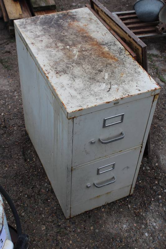lot 467 image: 2-Drawer Metal File Cabinet