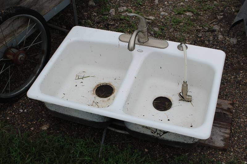 lot 479 image: 2-Basin Cast Iron Wash Sink w Fixtures