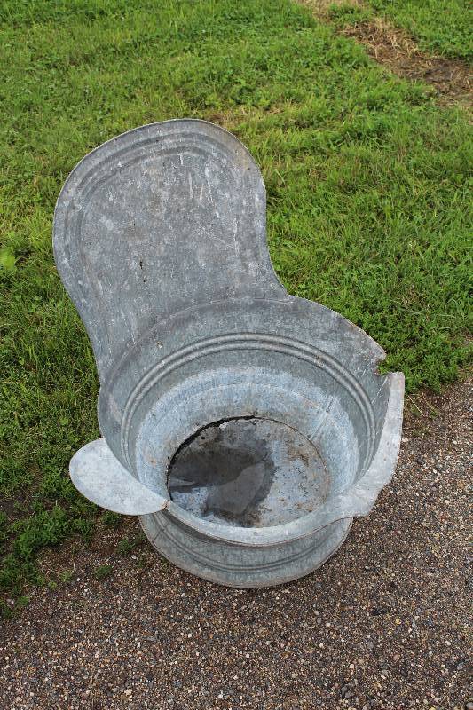 lot 484 image: Vintage Galvanized Bath Tub