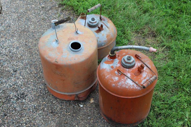 lot 491 image: Lot of (3) Metal Gas Cans