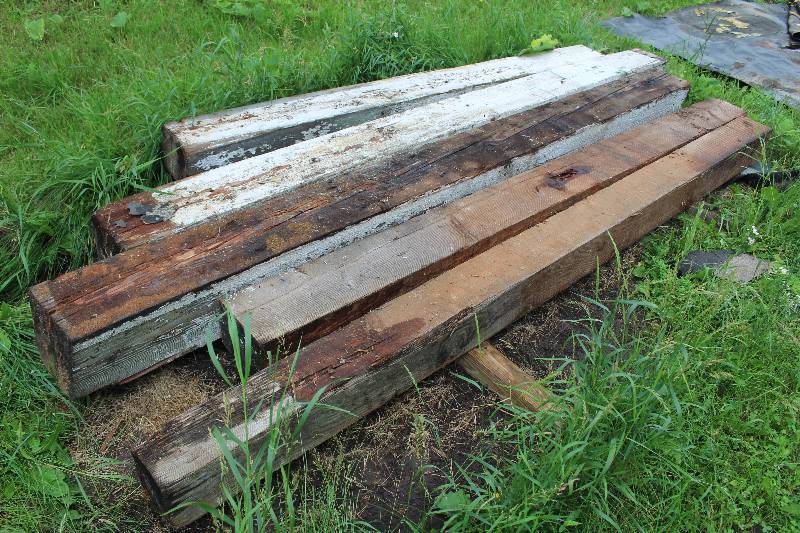 lot 503 image: Lot of (5) Wood Posts
