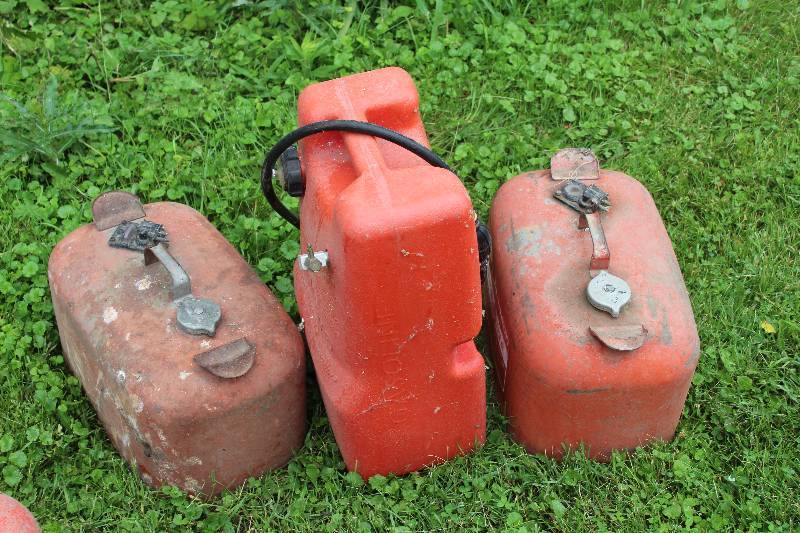 lot 504 image: Lot of (3) Boat Gas Cans