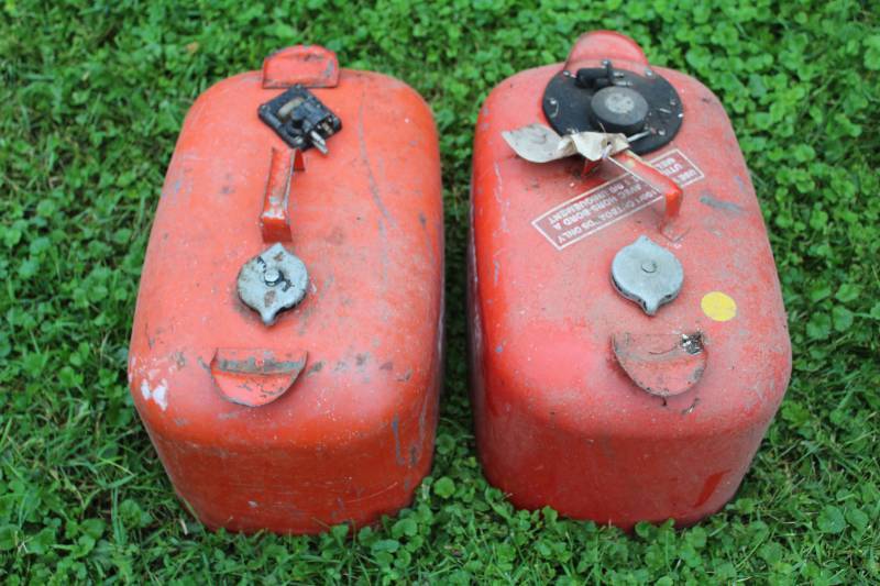 lot 505 image: Lot of (2) Metal Boat Gas Cans