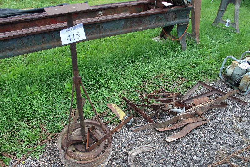 lot 415 image: Misc Metal Parts, Stand
