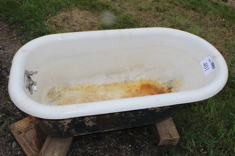 lot 401 image: Vintage Cast Iron Tub w Fixtures