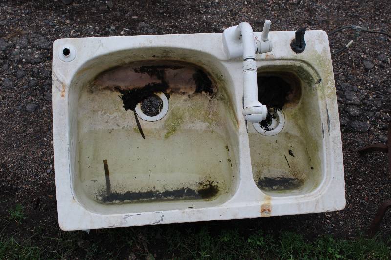lot 389 image: 2-Basin Wash Sink w Fixtures