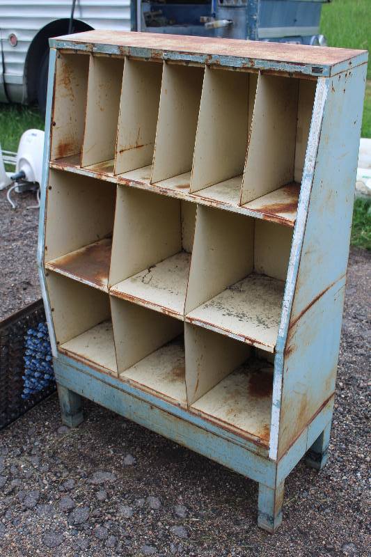 lot 388 image: 12-bin Organizer Table