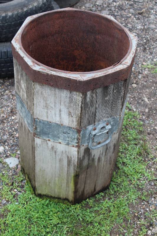 lot 520 image: Vintage Bottomless Wood Barrel