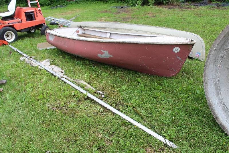 lot 378 image: Grumman Boats Ballerina 12ft. Sailboat