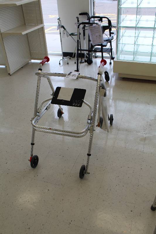lot 29 image: 2006 Kaye Posture Control Walker Seat