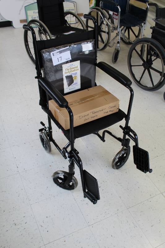 lot 17 image: Drive Medical HX5 9JP Aluminum Transport Chair