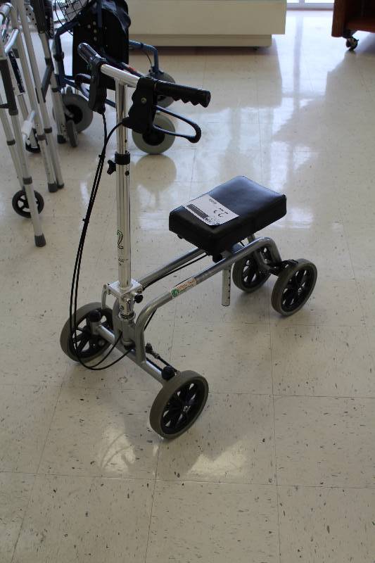 lot 22 image: Essential Medical Supply Free Spirit Knee and Leg Walker