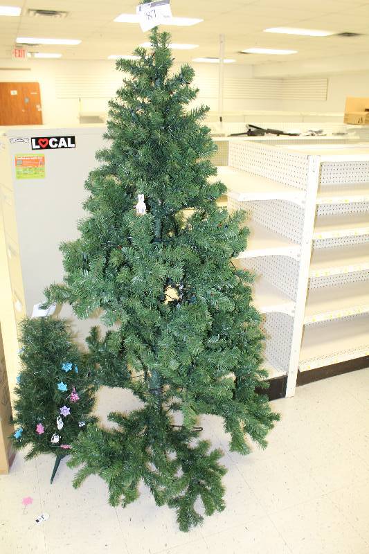 lot 87 image: Christmas Tree w Lights