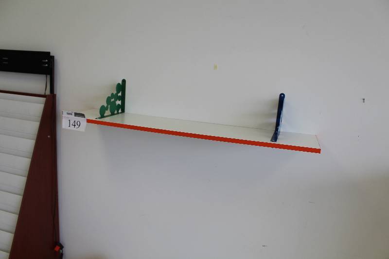lot 149 image: Wall Mount Shelf w Brackets