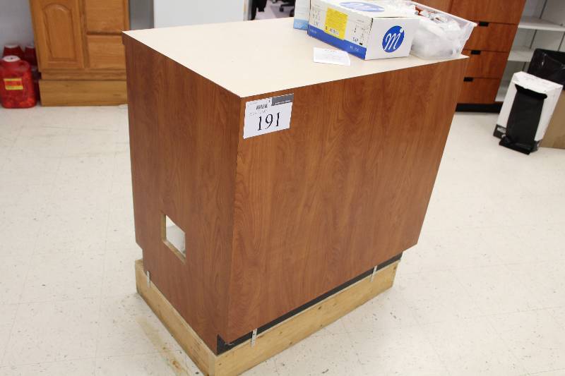lot 191 image: Cabinet w 2-Shelves