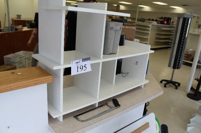 lot 195 image: 3-Tier Shelving Unit