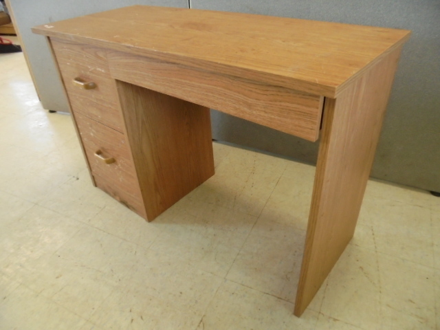 lot 17 image: Desk