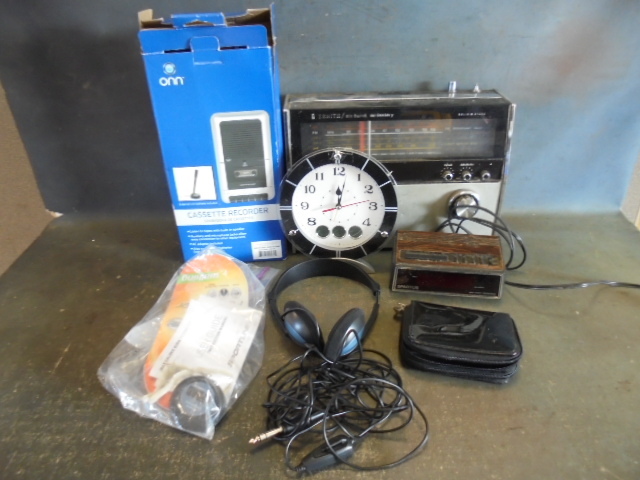lot 38 image: Cassette Recorder, Radio and More