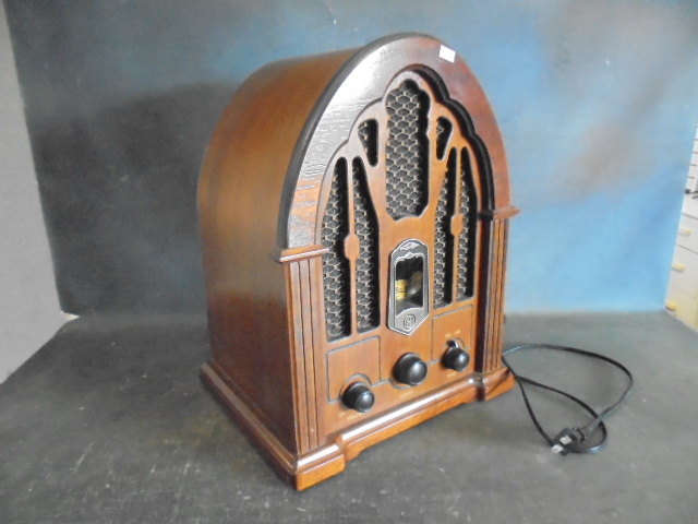 lot 56 image: Vintage Look Radio