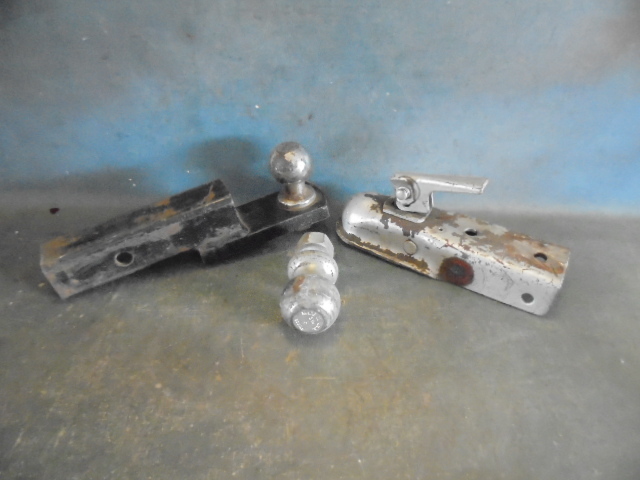 lot 65 image: Trailer Hitch, Receiver and Balls
