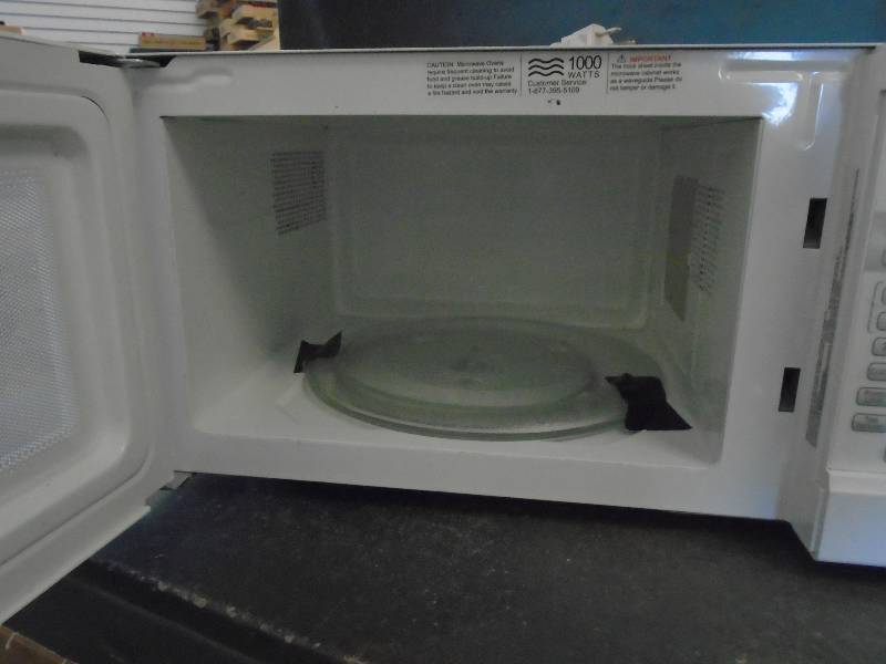lot 37 image: Microwave Oven