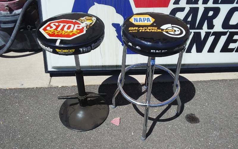 lot 4 image: 2-Shop Stools