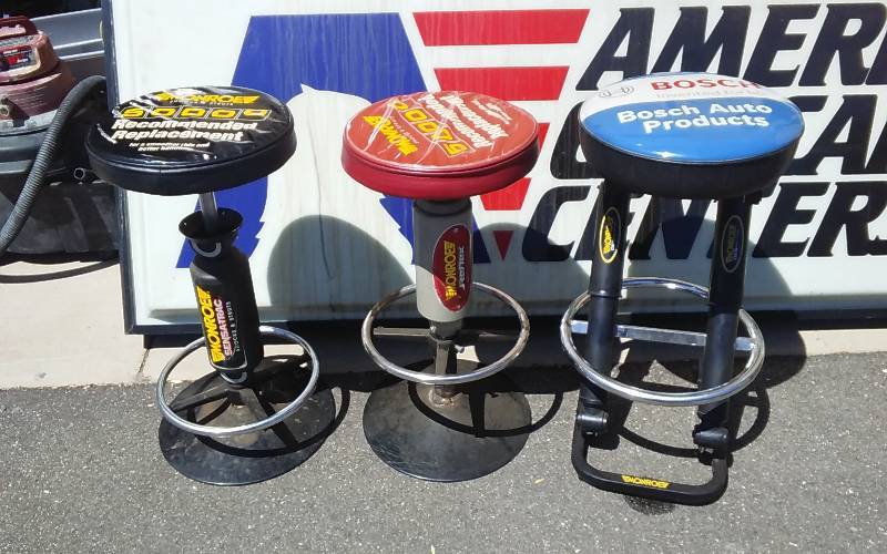 lot 3 image: 3-Shop Stools (Shocks)