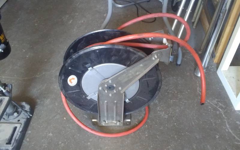 lot 7 image: Retractable Hose Reel With Hose