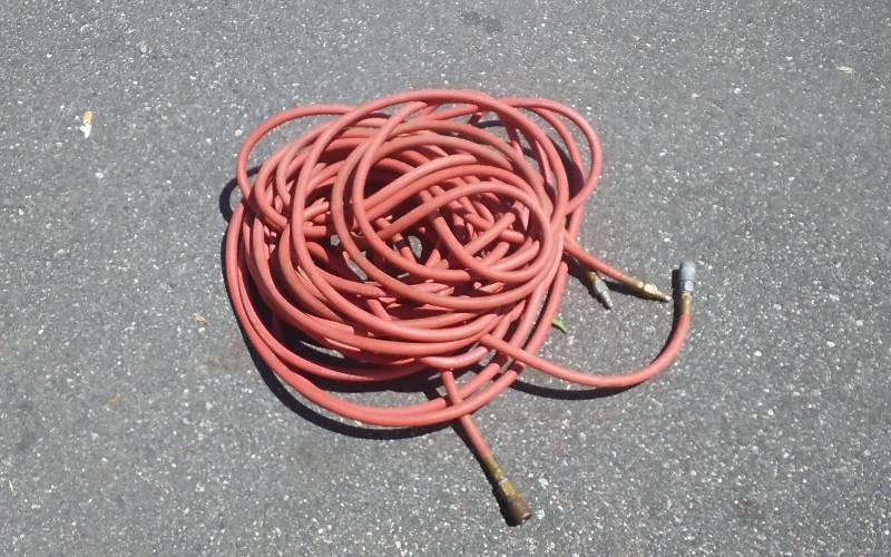 lot 9 image: 2-Air Hoses