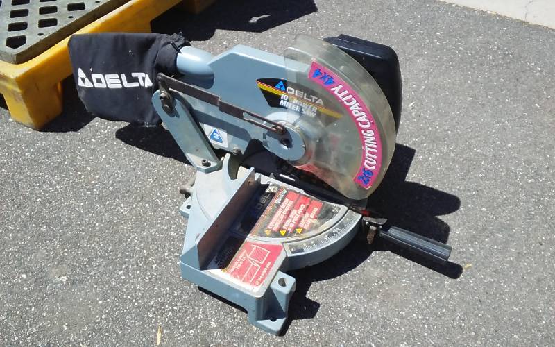 lot 17 image: Delta 10 Inch Power Miter Saw