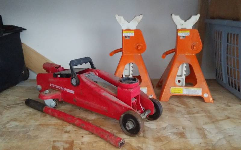 lot 20 image: 1-Pittsburgh 2 Ton Jack & 2-3 Ton Jack Stands