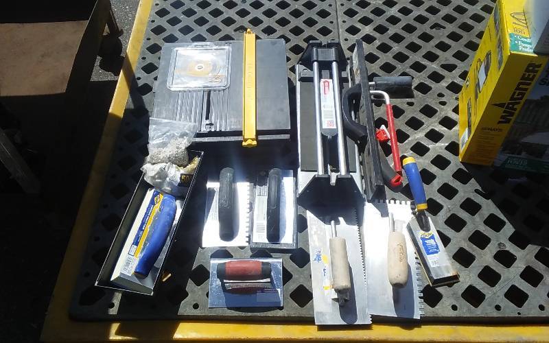 lot 32 image: Tile Saw, Cutter & Related Tiling Tools