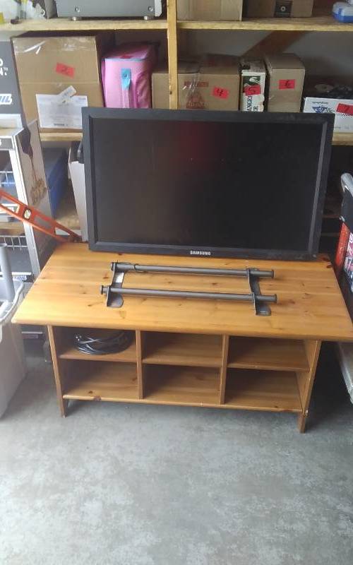 lot 58 image: Samsung 40 Inch Flat Screen TV, Knotty Pine Finish TV StandShelf