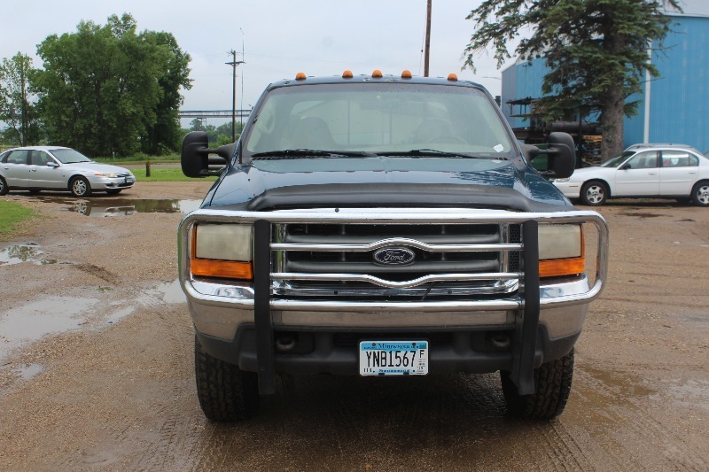 lot 2557 image: 2000 Ford F350 Super Duty Lariat 4X4 Crew Cab -7.3l POWERSTROKE Diesel -