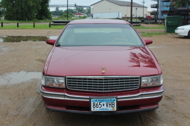 lot 2571 image: 1995 Cadillac Deville