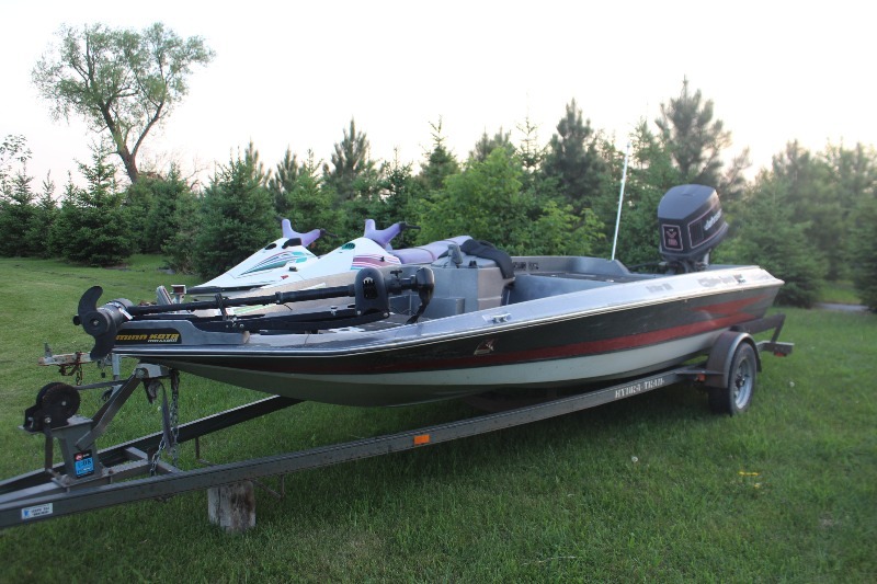 lot 2575 image: Hydra-Sports TriStar 150 Bass Boat w 150HP Jonson and Trailer