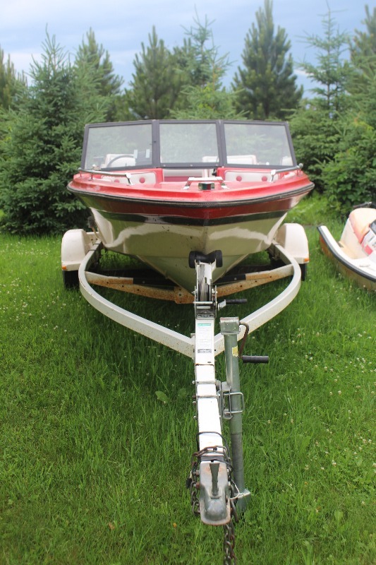 lot 2576 image: 1986 Glasstream 15 Boat w Trailer and 120HP Mercruiser Inboard