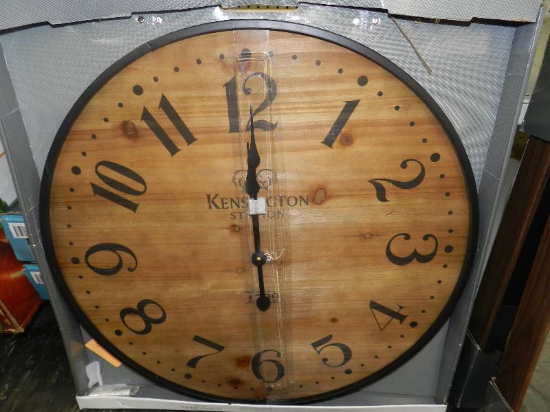lot 104 image: 26 INCH WOOD GRAIN WALL CLOCK