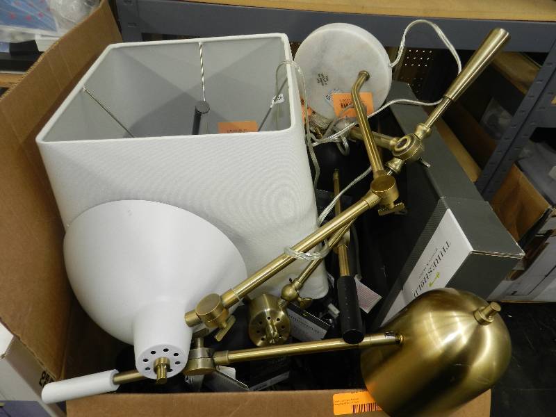 lot 486 image: BOXED LOT OF HOME DECOR ITEMS