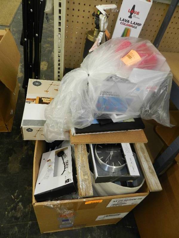 lot 485 image: BOXED LOT OF HOME DECOR ITEMS