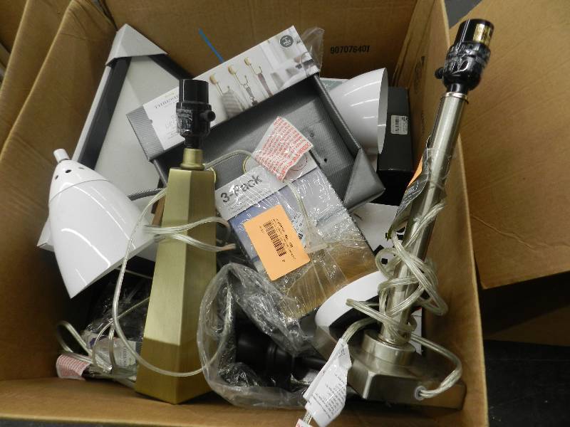 lot 487 image: BOXED LOT OF HOME DECOR ITEMS