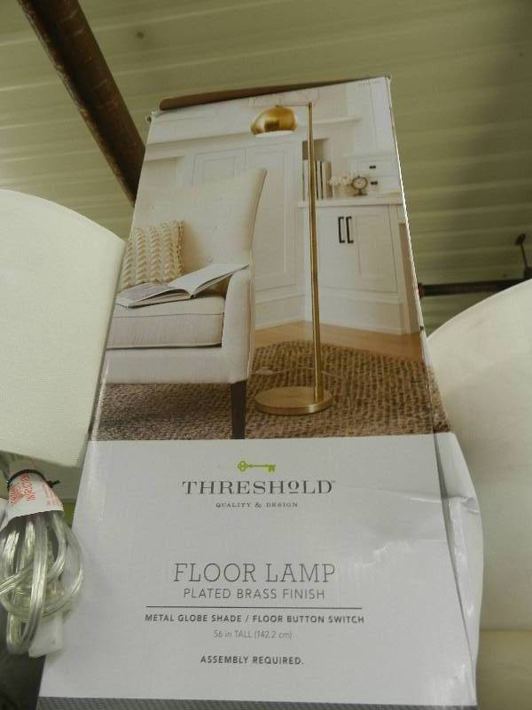 lot 490 image: BOXED LOT OF HOME DECOR ITEMS